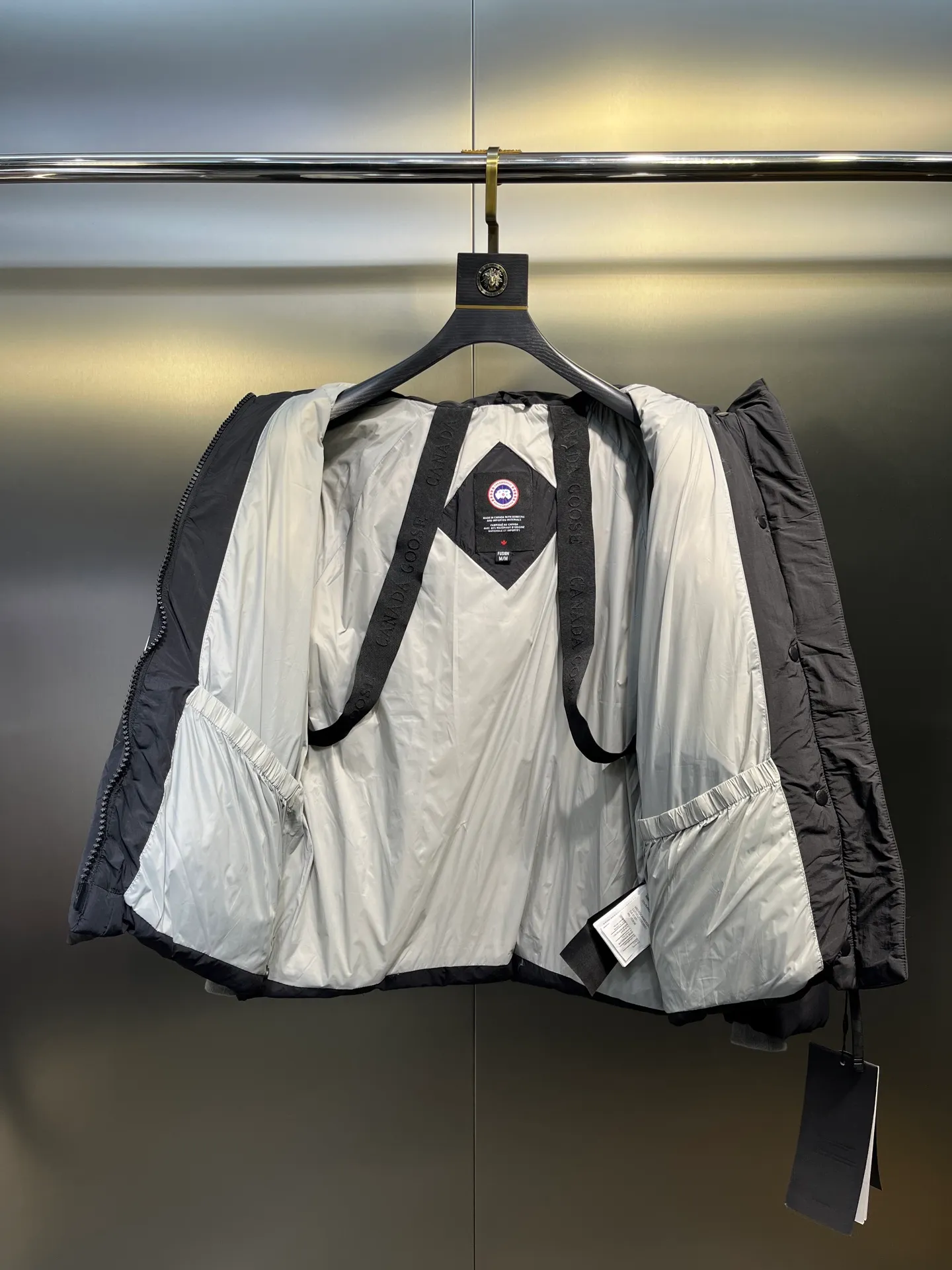 P740 Big Goose Capsule White Label Down Canada Goos* Canada Goose's new limited white label bread jacket, the same style for men and women, filled with 625 fill power white goose down, and the fabric has a satin feel. Suitable for wearing in spring and autumn in various cities, this model has a stand-up collar design, classic and versatile, and has good thermal insulation effect! Fabric + Features: ✅Fabric: 85% polyester, 15% cotton, windproof and waterproof ✅Lining: 100% polyester, windproof and waterproof ✅Filling: 80% pure white duck down, 20% pure white feathers ✅Fillness: 625 ✅Care instructions: Dry cleaning ✅Zipper: Genuine YKK two-way entrance zipper ✅TEI Temperature Feeling Index 1: Lightweight minus 5 degrees to 5 degrees Technology: ✅The fabric is made of CORDURA polyamide fabric, which is a new functional fabric and a leading technological product. The durability is 2 times higher than ordinary nylon fabric. Wear resistance, strong tear resistance, good hand feel and good color. ✅The liner is filled with imported 625 fill power 90 white duck down, the liner is reinforced with anti-runaway velvet liner, and the fly on the front center fly is designed with snap buttons to prevent ventilation and rain. Whether it is hiking, urban walking or polar exploration, this model can help you find the Cana that suits your body, activities and lifestyle. Color: pink, blue, black, white Size: xs-l